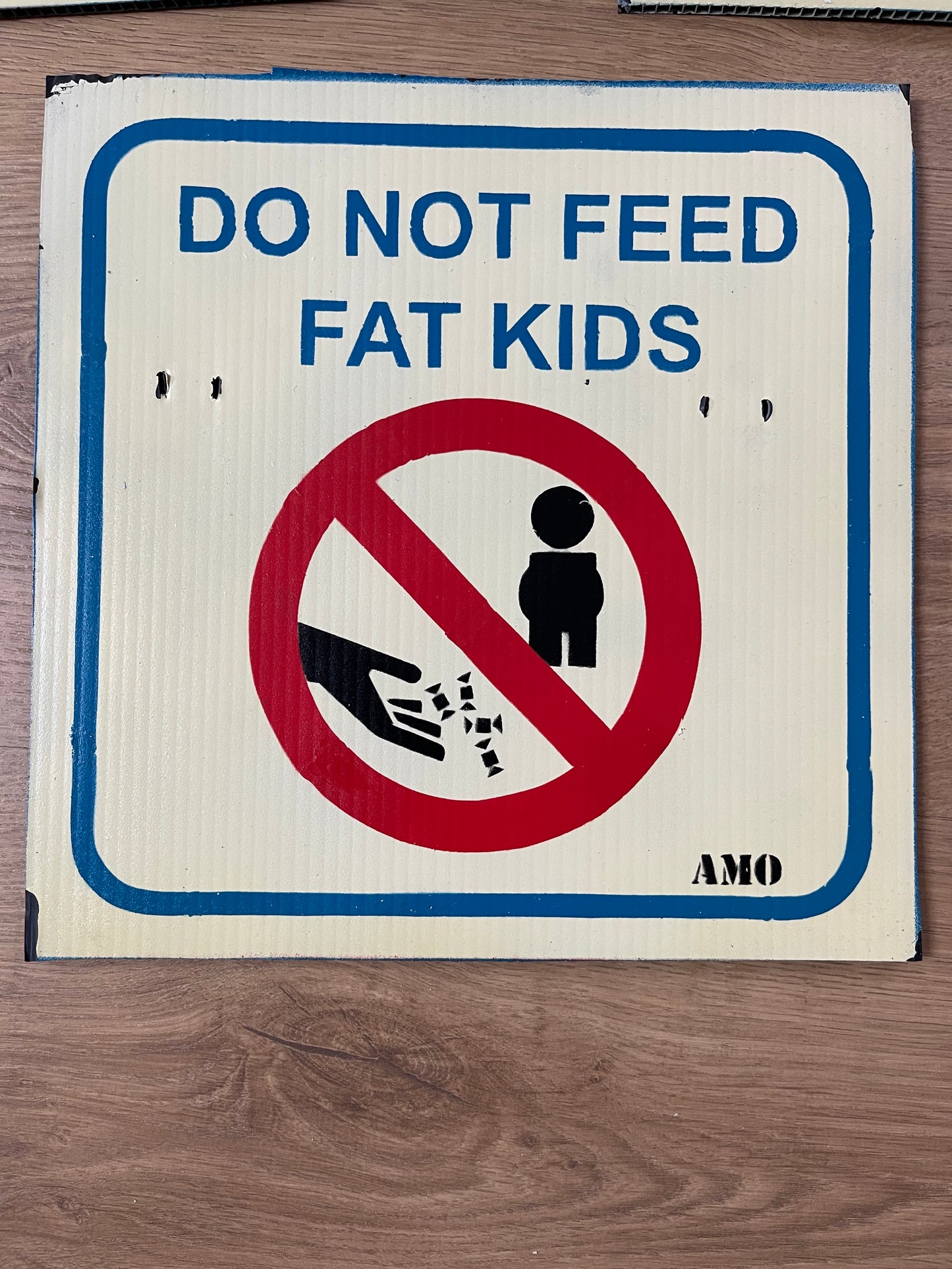 Petit panneau "do not feed fat kids"