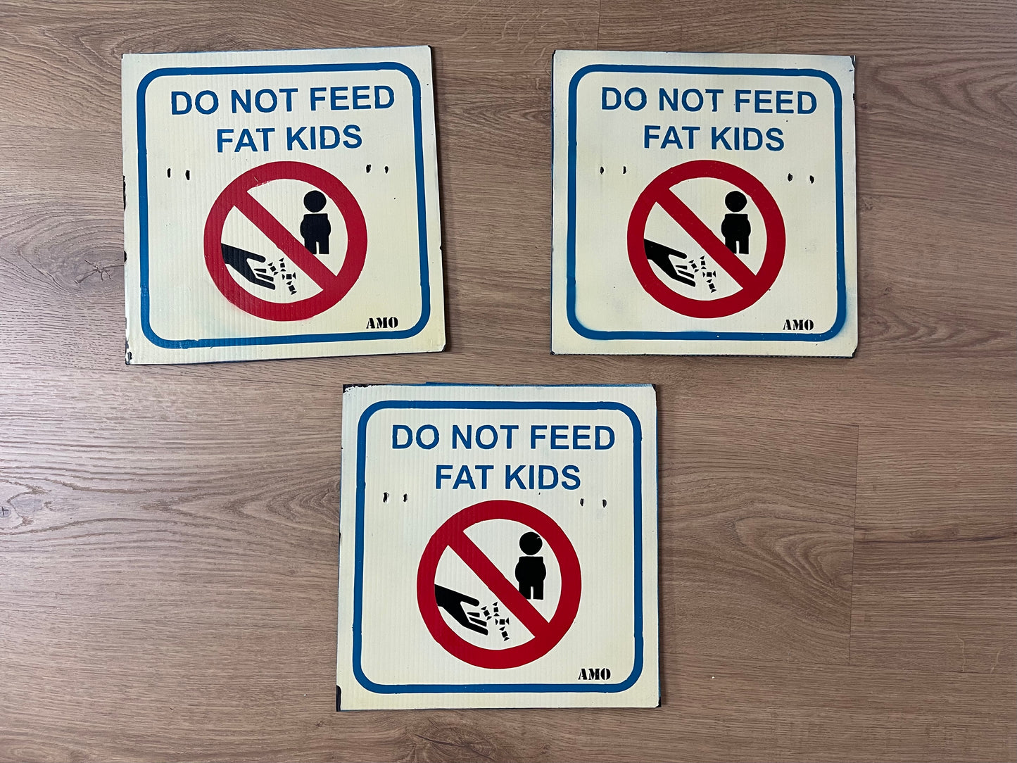 Petit panneau "do not feed fat kids"