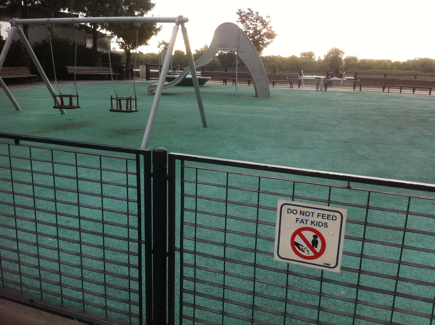 Petit panneau "do not feed fat kids"
